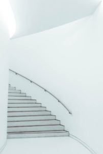 escaliers-blanc-immobilier